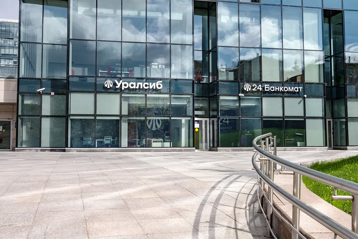  Дополнительный офис Банка Уралсиб в ТЦ «Метрополис» по адресу Ленинградское шоссе, д.16А, стр.1