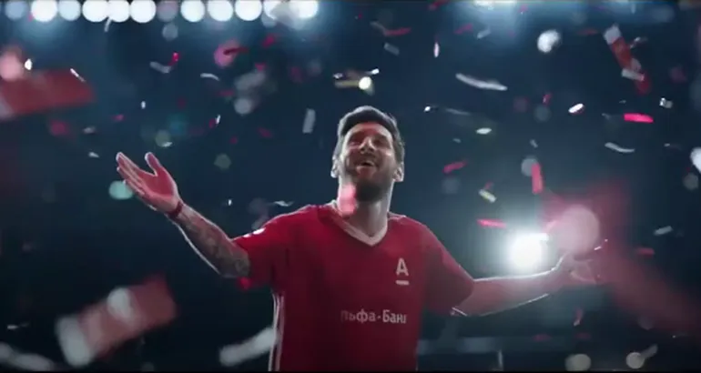 Лионель Месси в рекламе Альфа-Банка, кадр из видео