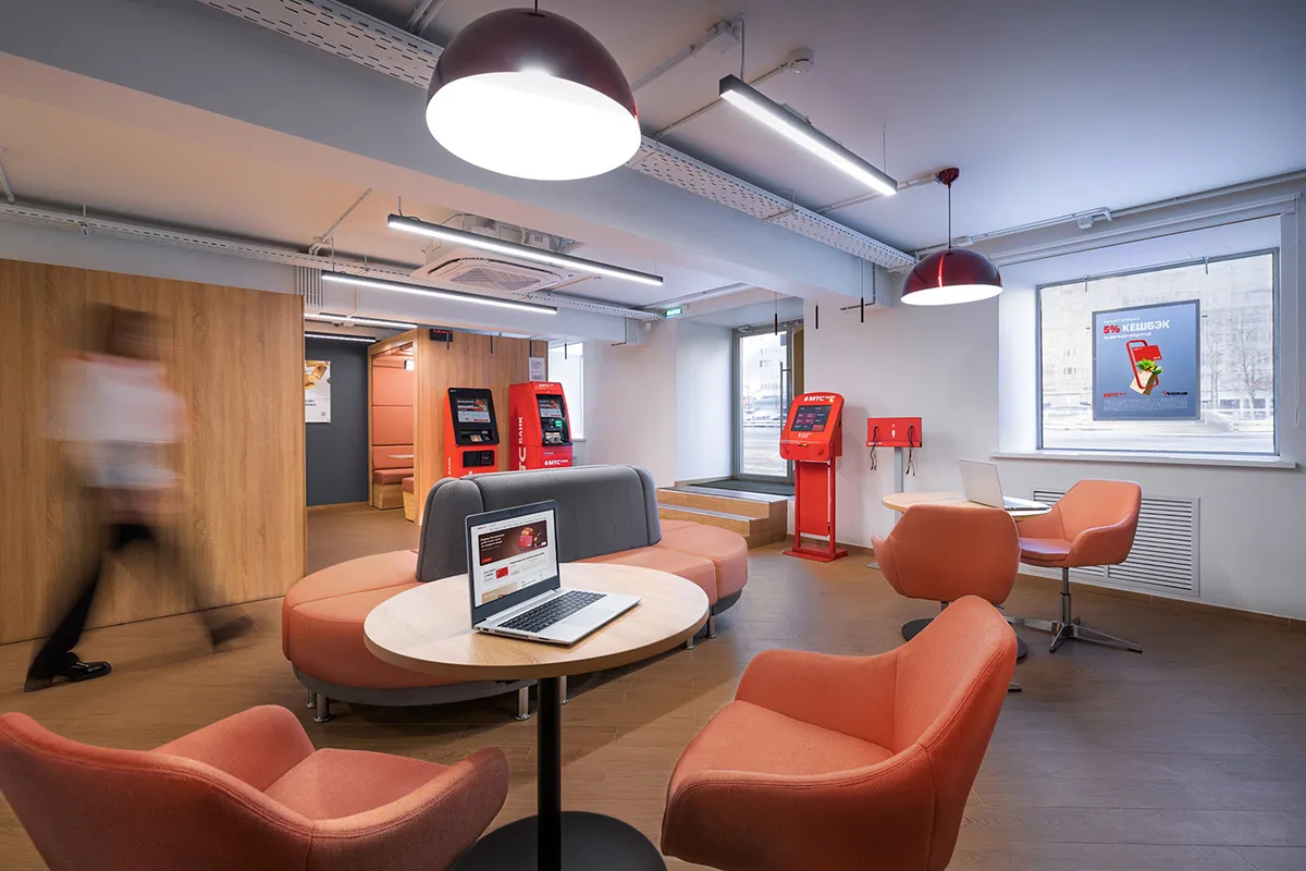 Облегченные рабочие места – столик с ноутбуком, комфортные кресла для клиента и сотрудника