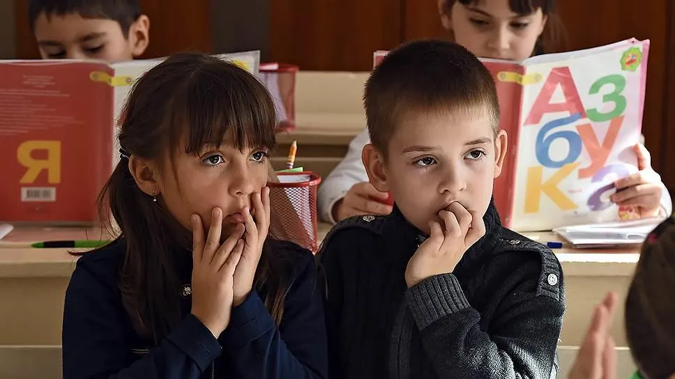 Первые два ребенка позволяют вычесть из удерживаемой налогом суммы зарплаты по 1400 рублей Налоговый вычет на детей