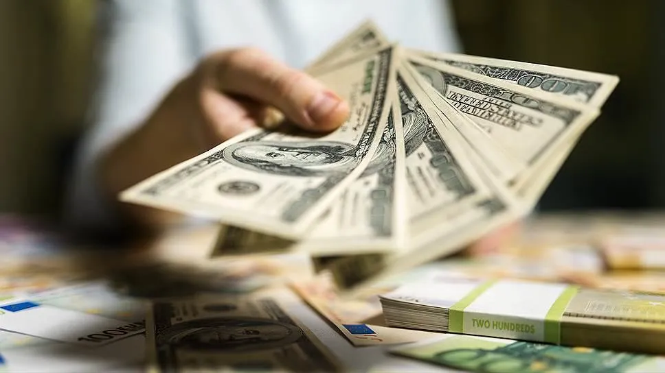 Россияне возвращают валюту в банки