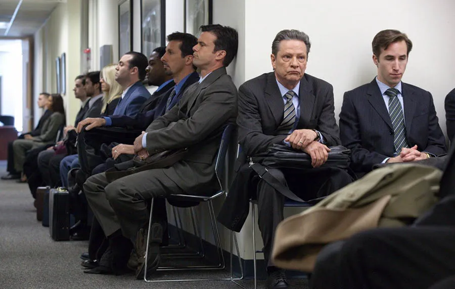 Фильм не только критикует корпоративной иерархии, но и позволяет взглянуть на влияние рецессии через простые человеческие истории В компании мужчин