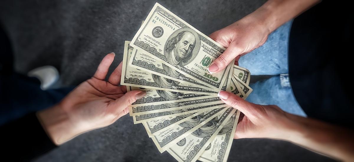 Эксперт рассказала, как можно сэкономить на обмене валюты для отпуска