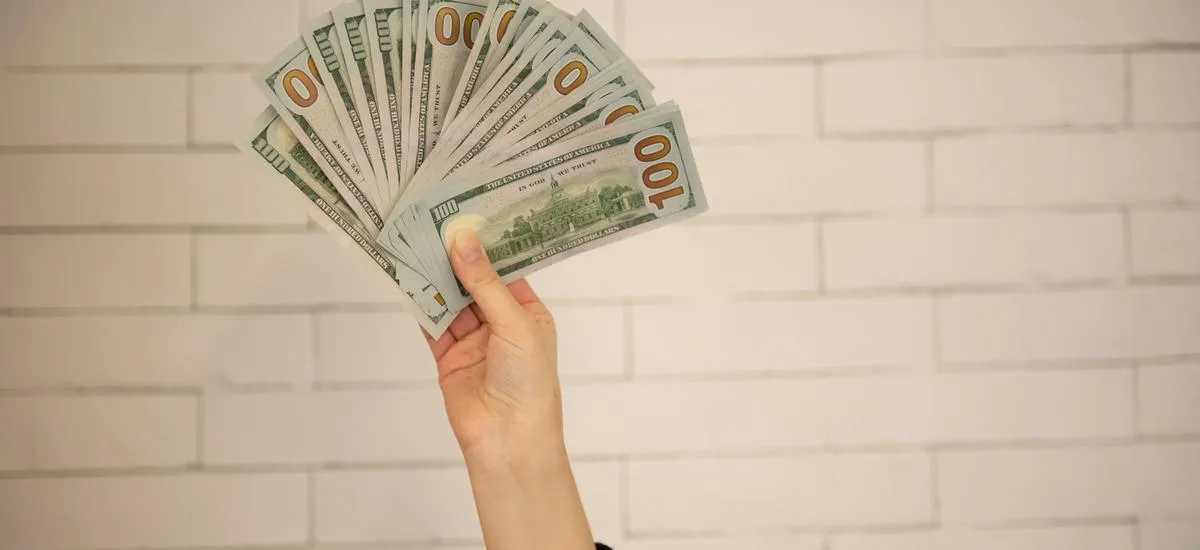 Кому из россиян нужно избавиться от долларов до конца года: предупреждение экономиста