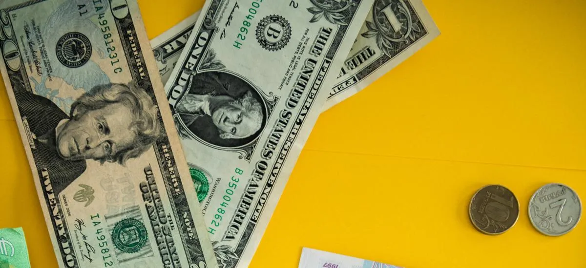 В декабре ЦБ и ФРС решат судьбу валют: как доллар и рубль встретят 2026 год?