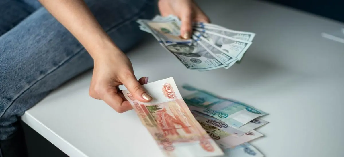 Доллар ушел выше 85 рублей: что происходит на рынке и где выгоднее обменять валюту