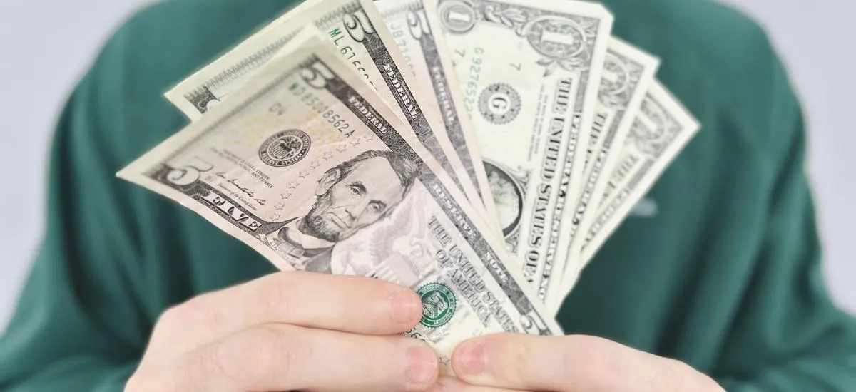 Россияне массово продают наличные доллары и валюту со счетов: что происходит?