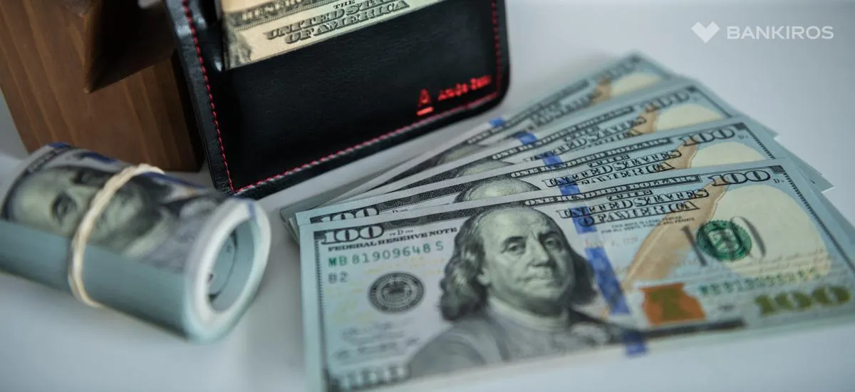 Доллар возобновит движение к 100: россиян предупредили об обесценивании рубля