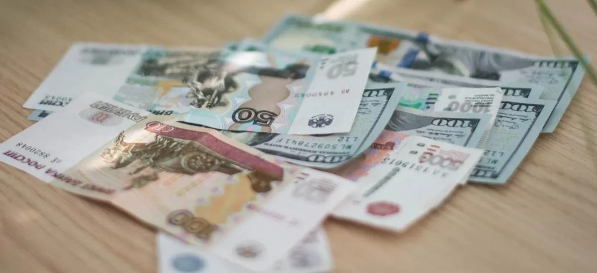 Вакцина или цена на нефть: что спасет российский рубль от слабости?