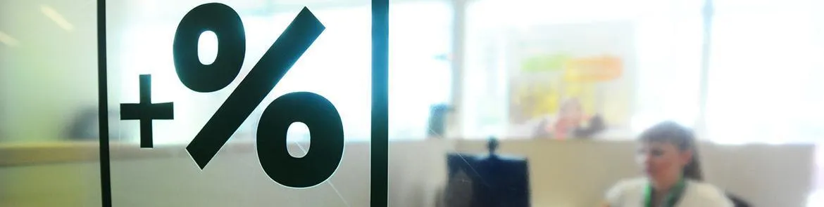 Россиян оставили без доходов. Крупнейшие банки обвалили ставки по вкладам в рублях