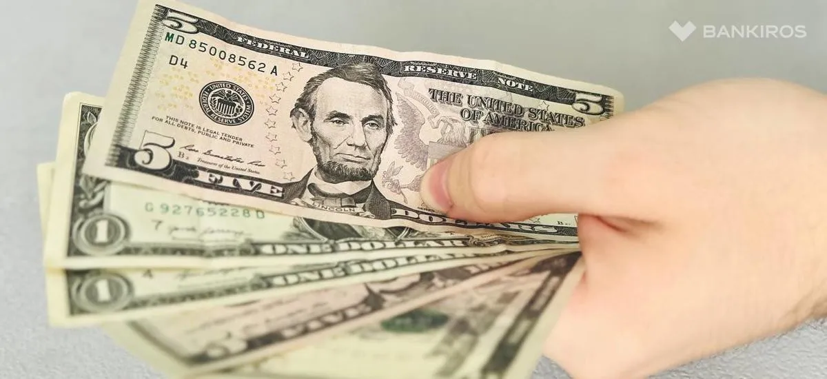 Пора бежать в обменник? Россиянам сообщили, чего ждать от курса доллара весной