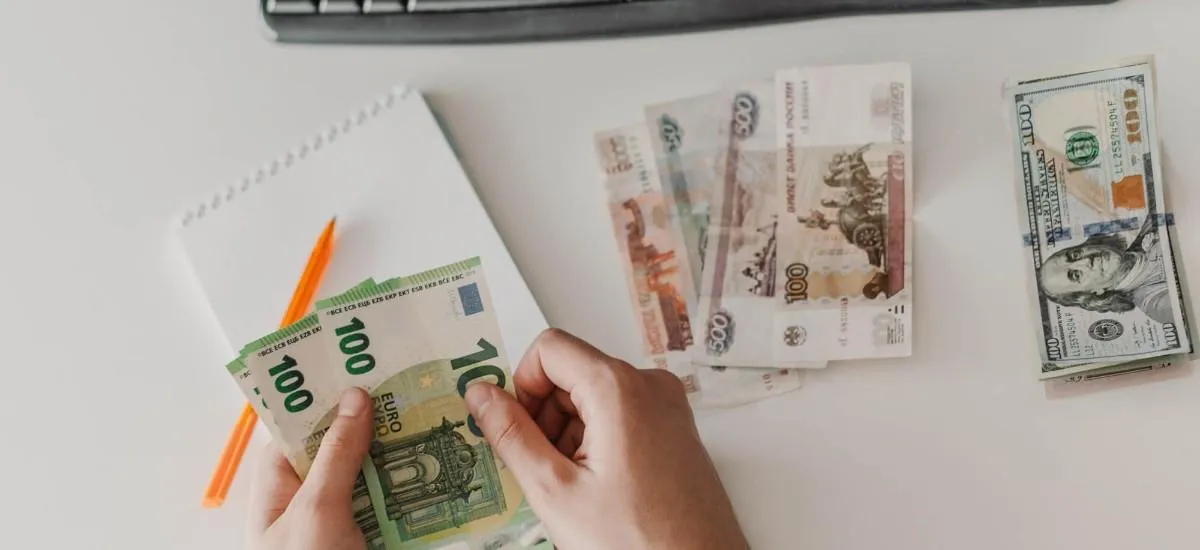 «Ждем доллар выше 90»: что может случиться с рублем после 1 августа?