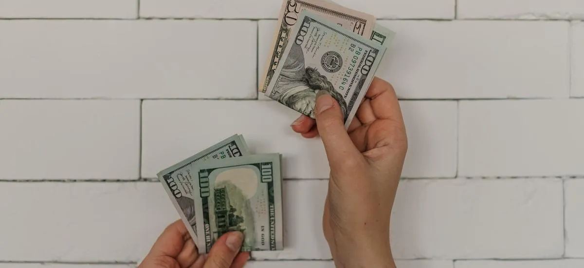 Эксперты назвали валюты, которые вытеснят падающий доллар