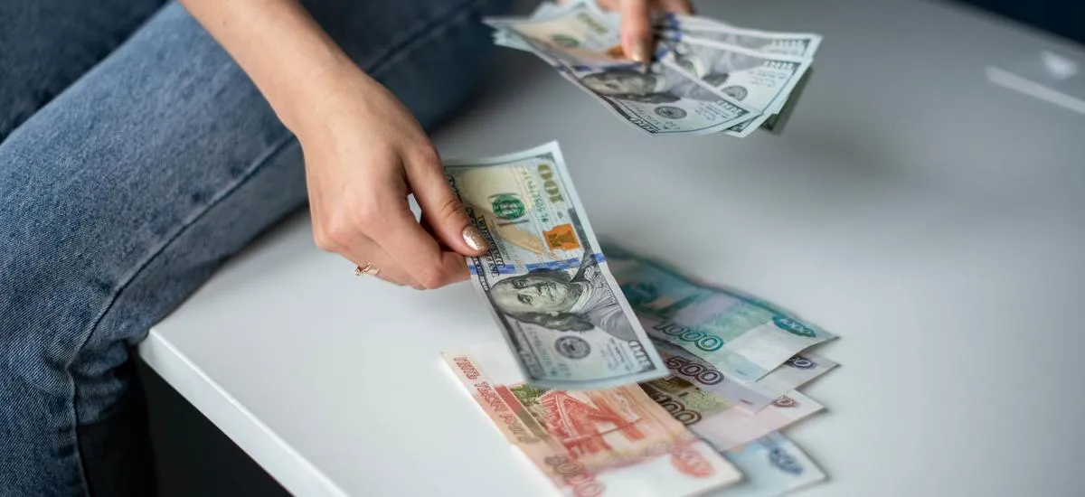 Аналитики предсказали укрепление доллара на 15 рублей: когда курс пойдет вверх?