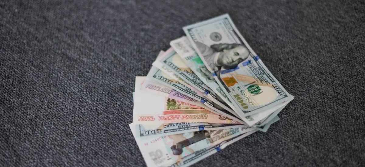 Доллар ниже 80: как рубль отреагирует на перемирие в честь Дня Победы?