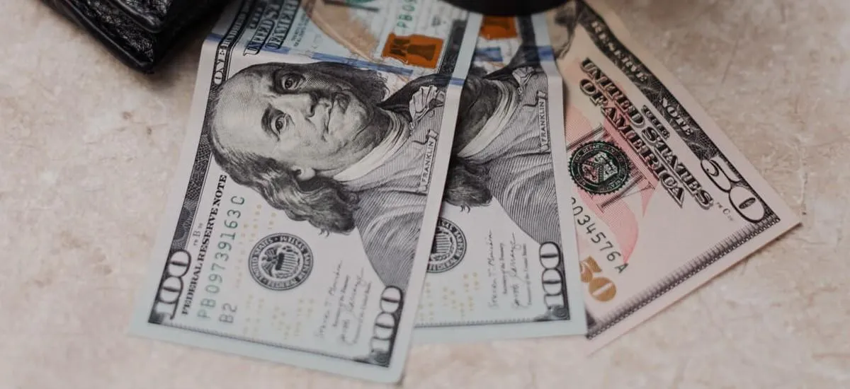 Россияне начали скупать доллары: что стало известно о будущем курса рубля