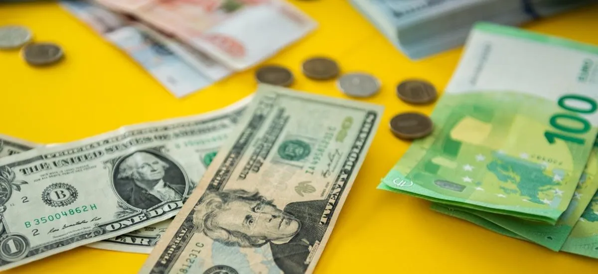 Россияне штурмуют обменники в поисках долларов: что будет дальше с курсом рубля