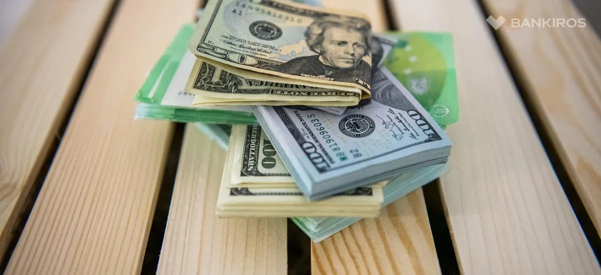 Стало известно, сколько будет стоить доллар в сентябре