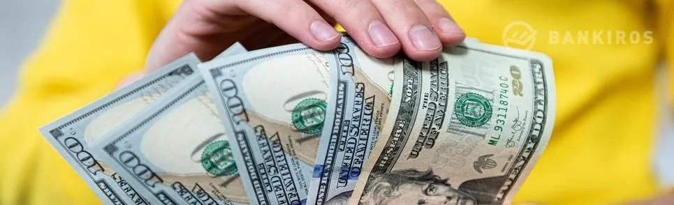 «Дешеветь больше не будет»: эксперт объяснил, стоит ли избавляться от доллара прямо сейчас?