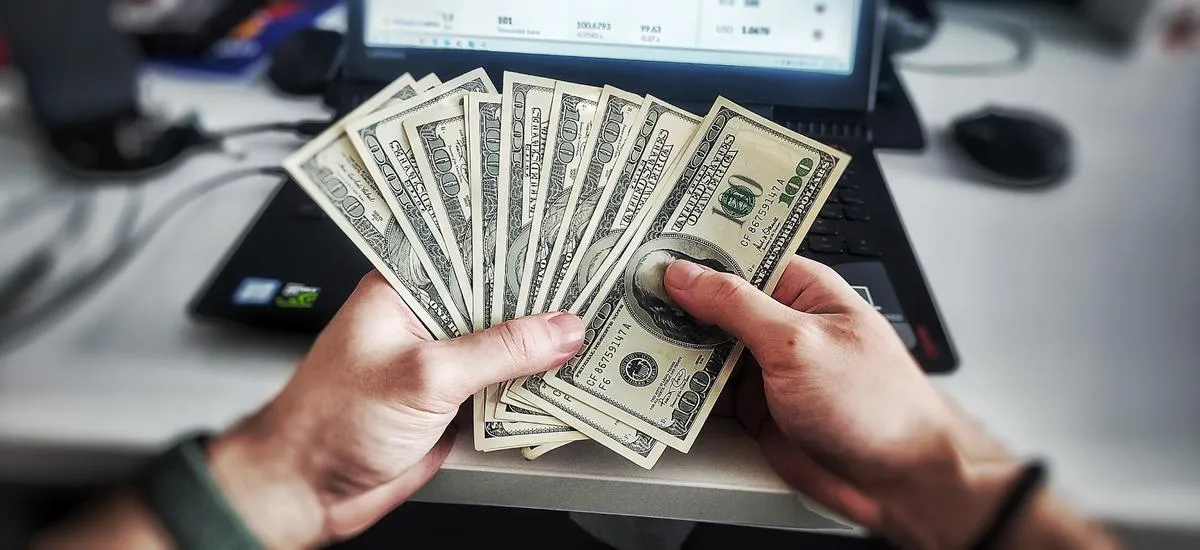 Россияне ринулись скупать доллары и евро: к чему они готовятся?