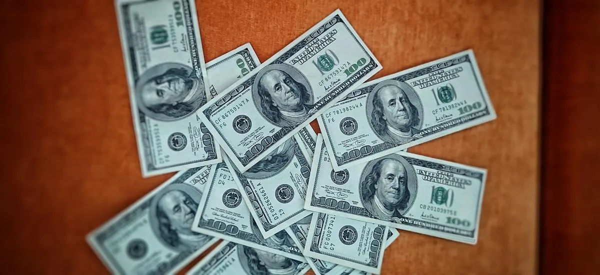 Инвестстратег посоветовал россиянам перевести часть сбережений в доллары