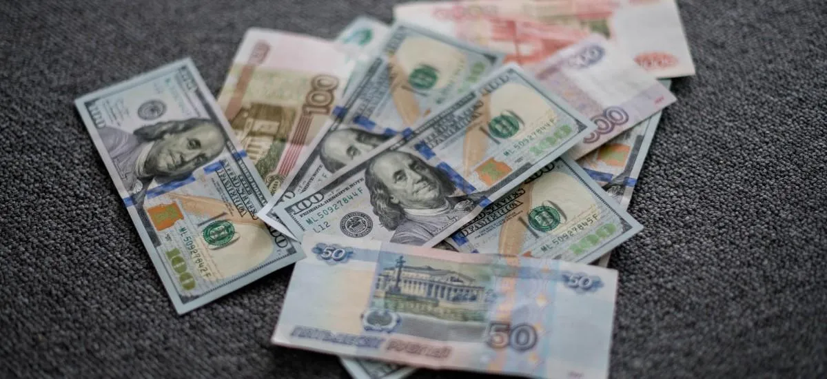 Рубль ждет девальвация к доллару на 20% из-за роста денежной массы
