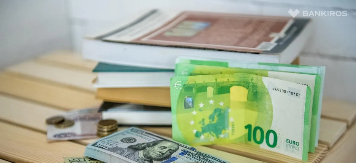 В банке ждут падения доллара и евро: как сильно вырастет рубль в мае?