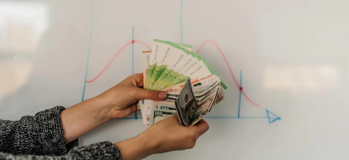 Рубль рухнет еще на 10%: как девальвация скажется на россиянах?