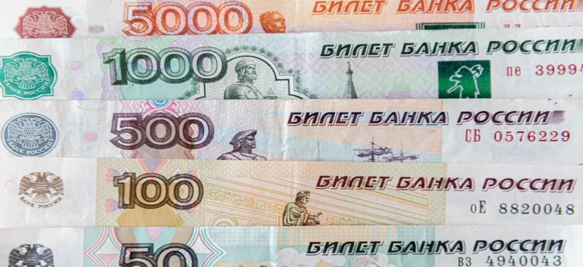 Ставки упадут до 12,1%: куда вложить 100 000 рублей до конца года для максимального дохода