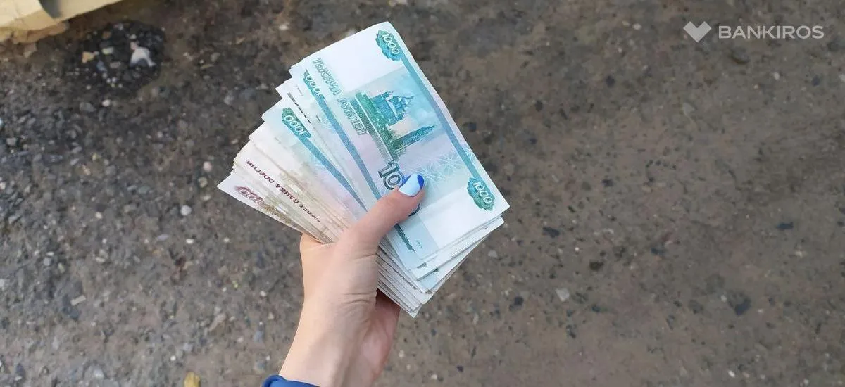 «Лучше зарплату в долларах»: россияне не захотели курс по одному рублю 