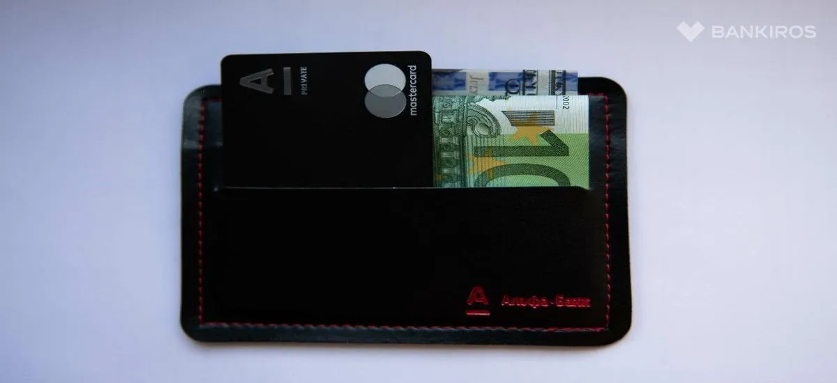 Россиян предупредили о рисках при оформлении зарубежных карт