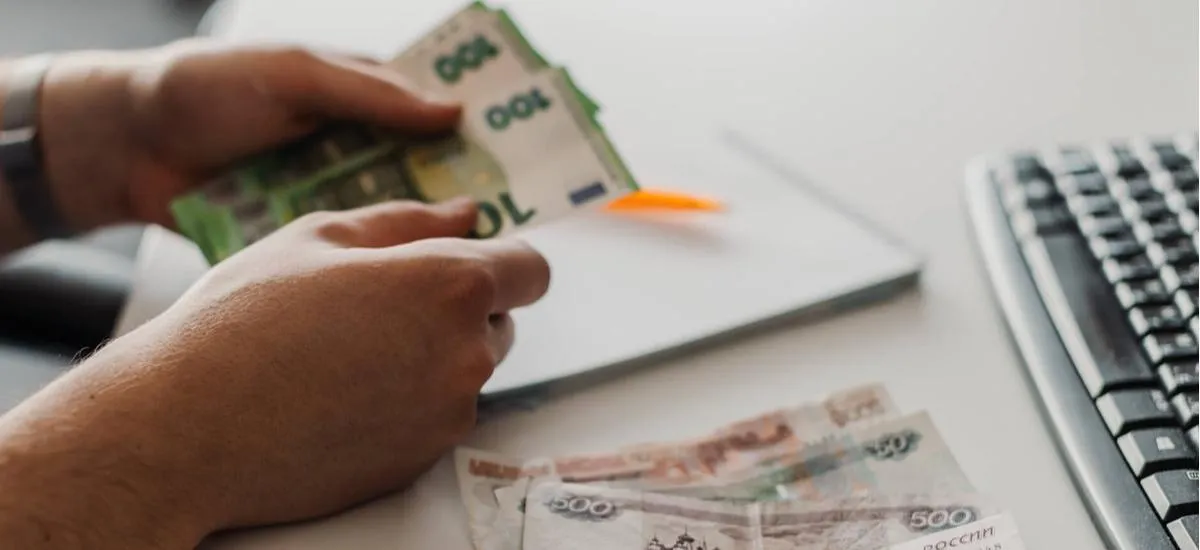 Профицит бюджета или подготовка к кризису: зачем Россия уменьшает продажи валюты и золота