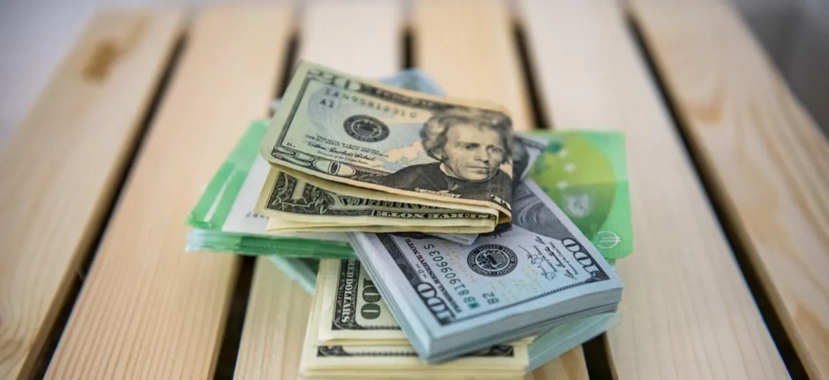 Инвесторы стремительно сокращают вложения в доллар: что происходит на рынке