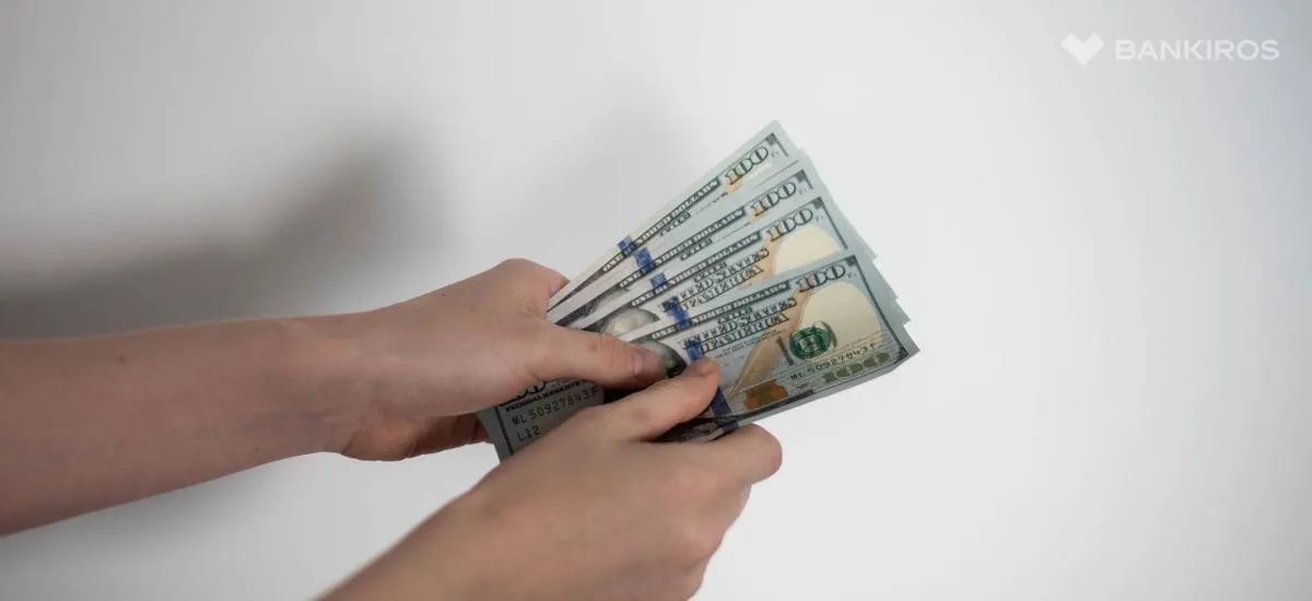 Покупка долларов в июне: стоит ли бежать в обменник прямо сейчас?