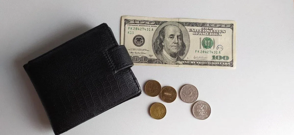 Доллар падает к другим валютам: ждать ли еще большего обвала?