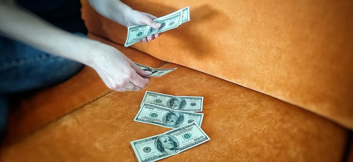 Россияне массово скупают наличные доллары: что стало известно о будущем курса рубля