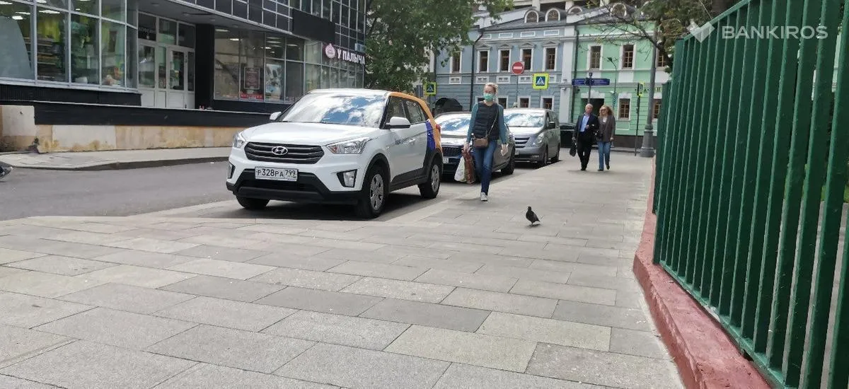 Уменьшают сумму, увеличивают сроки: как страховые компании наживаются на автомобилистах?