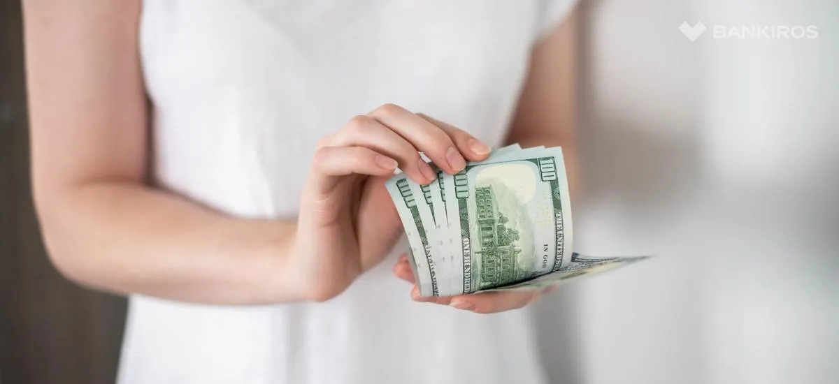 Россиянам рассказали, где можно обменять старые доллары на новые