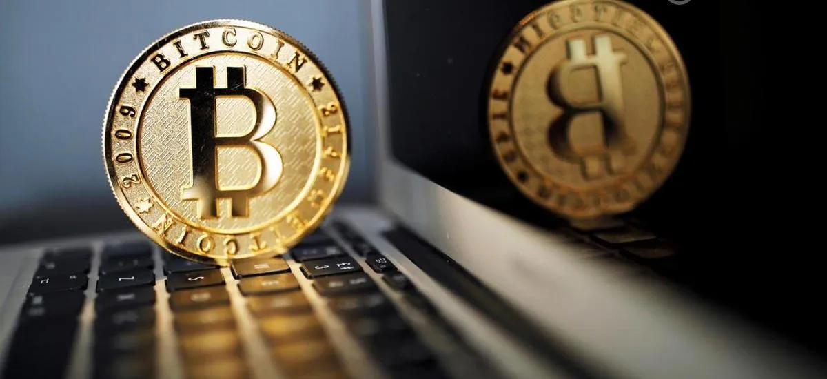 Обзор рынка криптовалют: биткоин может отметить уик-энд на уровне $10 тысяч, в Сингапуре выпустили криптобанкноты 