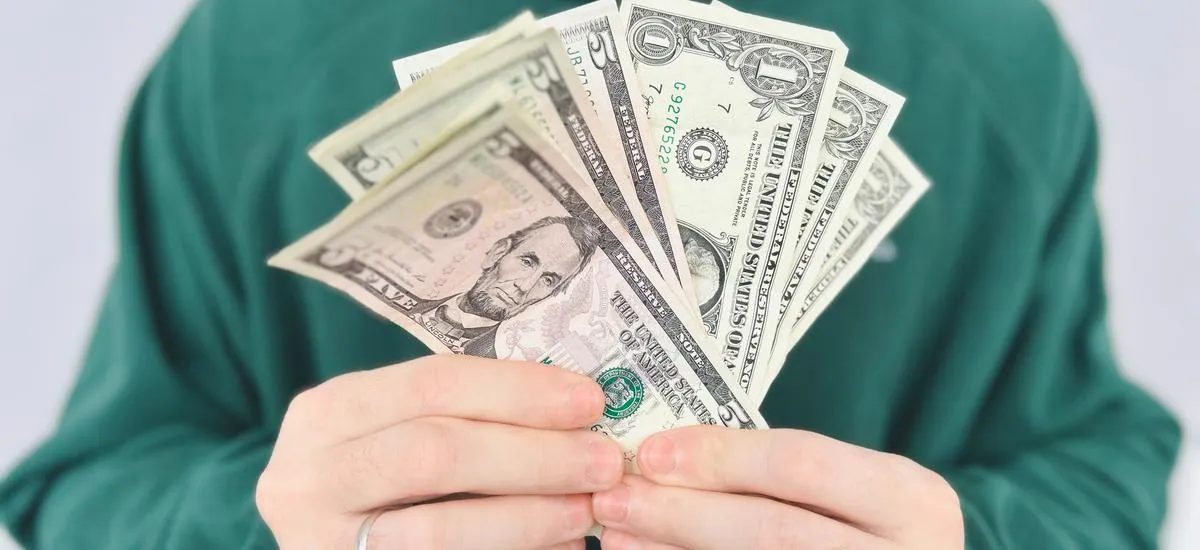 Банки ограничат продажу валюты? Россиян предупредили о дефиците наличных долларов