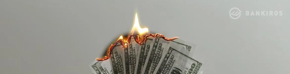 «Деньги обесценятся». Как обвал доллара отразится на кошельках россиян?