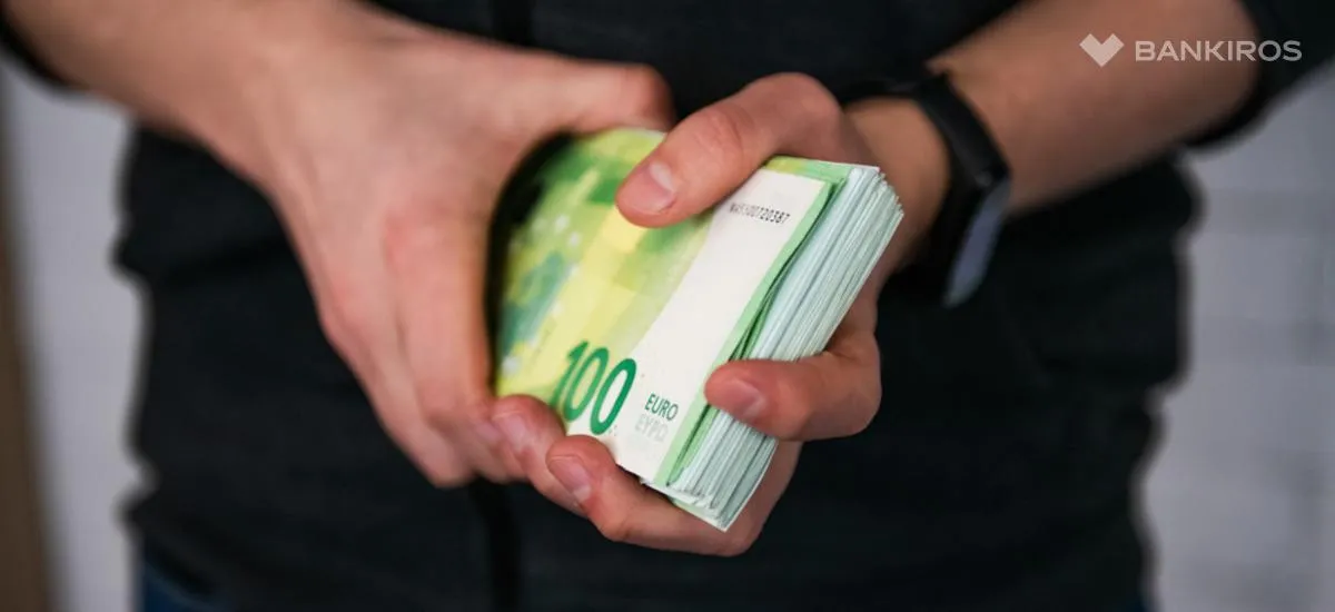 Аналитик назвала лучшее время для покупки валюты для отпуска и инвестиций