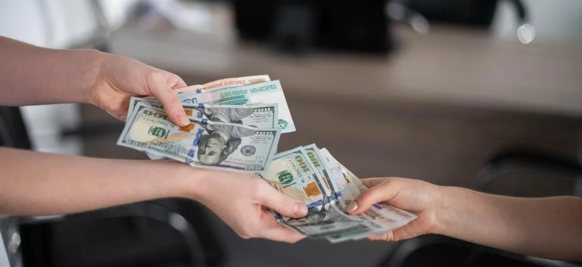 Наличный доллар и не только: какую валюту посоветовали скупать россиянам?
