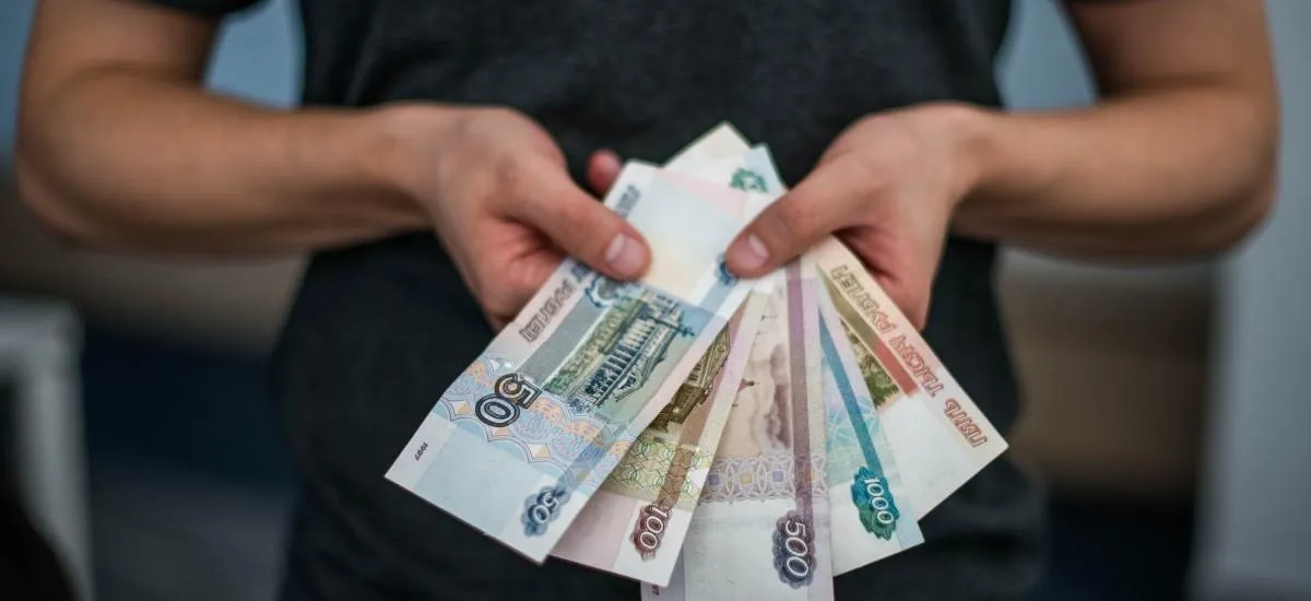 Десятки миллионов рублей спрятали россияне «под подушкой»: куда они пойдут?