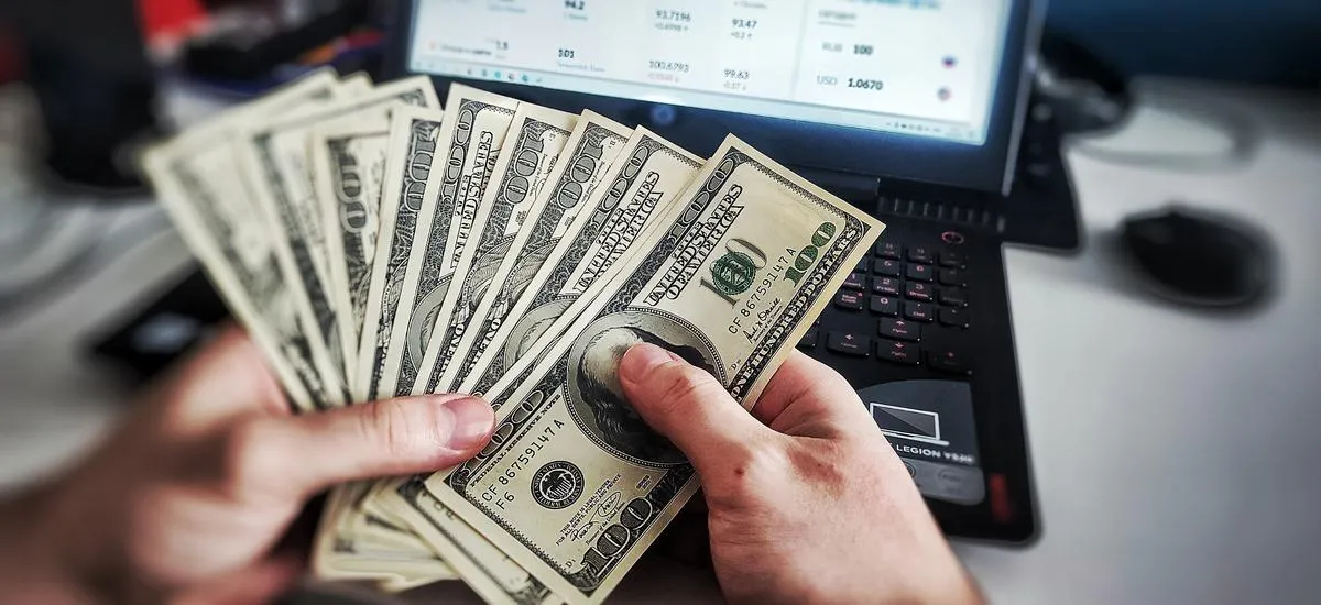 Покупать доллары или открывать вклад в рублях? Россиянам дали совет