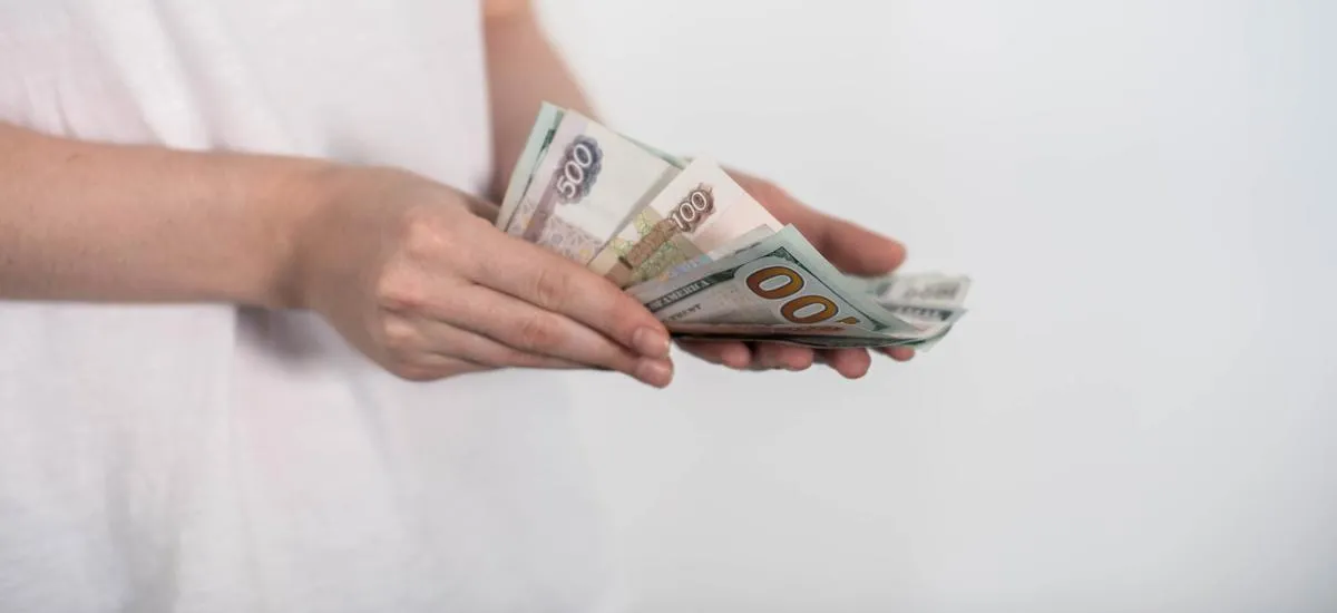 Рубль ждет резкое падение: вкладываться ли в доллары или оставить деньги на вкладе?