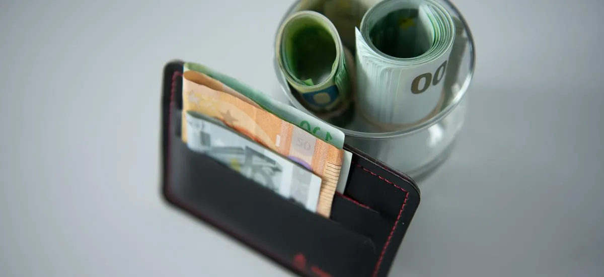 Россиянам посоветовали отложить покупку долларов и евро до конца сентября