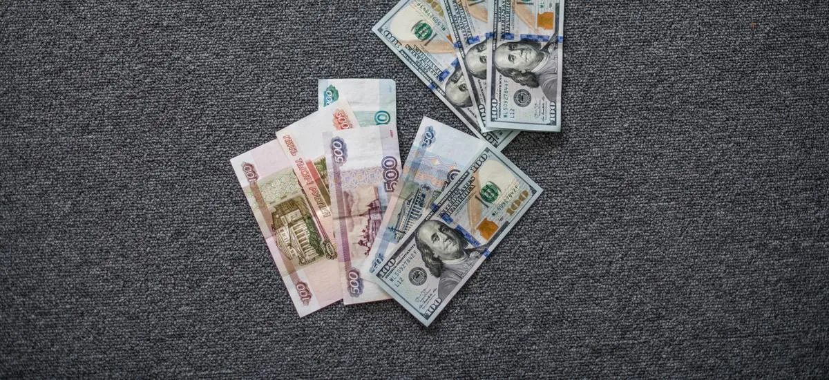 Ведущие аналитики ждут падения курса доллара на 3,8%: результаты опроса ЦБ