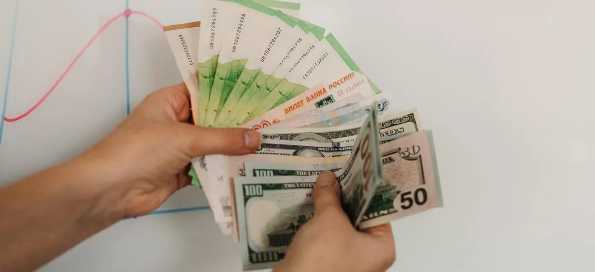 Потолок для курса доллара в октябре: на какой отметке остановится валюта?