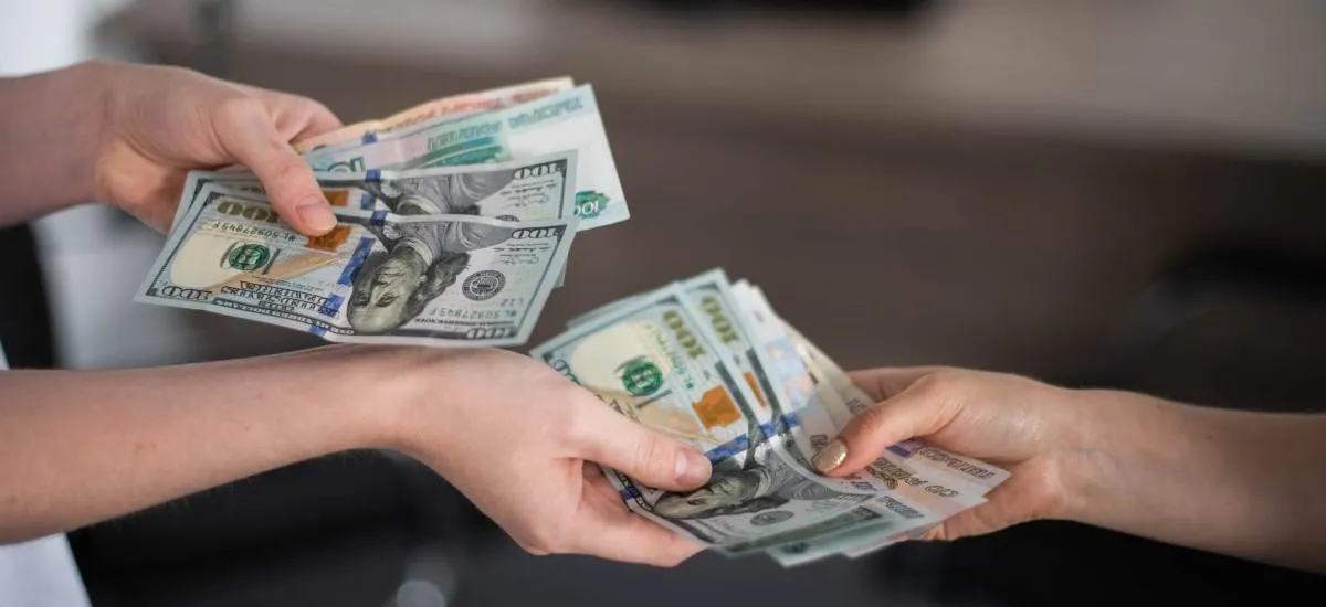 Россиян предупредили о рисках наличных долларов: что делать с валютой?